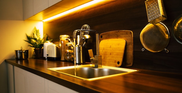 木製の島のある新しい豪華な家のモダンでテクノロジーなキッチン