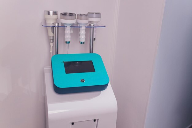 Photo modern technology medical health and beauty treatment with electrostimulation ems slimming machine