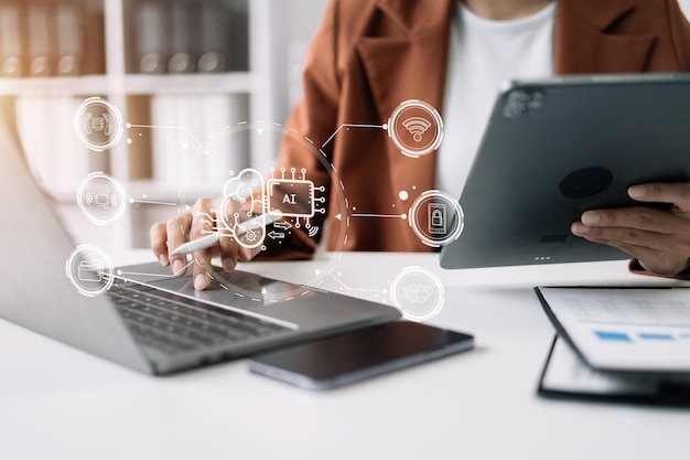 仮想画面 API アイコンを備えたラップトップ タブレットとスマートフォンを使用する現代のテクノロジーとネットワーキングのコンセプト女性 ソフトウェア開発ツール API アプリケーション プログラミング インターフェイス