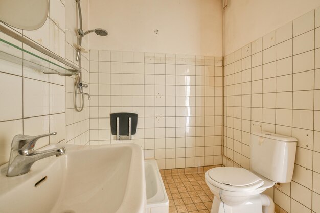 Modern toilet met beige muren