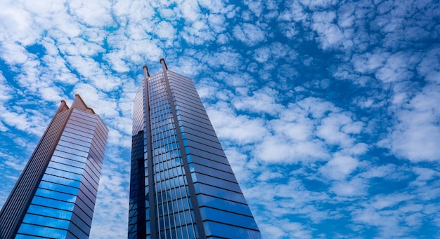 화창한 날 구름이 있는 금융 지구의 현대적인 타워 건물 또는 고층 빌딩