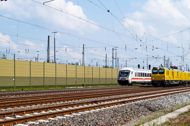 空に向かってケーブルで近代的な列車