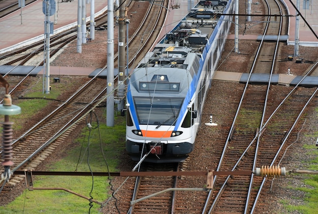 現代の列車は駅から出発します。