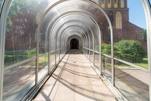 Foto tunnel trasparente moderno nel centro della città