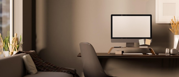 Современный модный интерьер рабочего места в офисе с компьютером на столе из темного дерева, стильный стул и диван