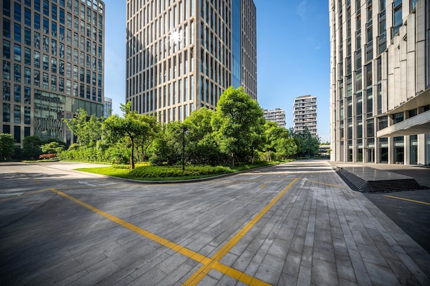 太陽 の 照らさ を 受け て いる 緑 の 豊かな 場所 を 備えた 現代 的 な 都市 建築