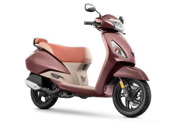 Scooty marrone urbano moderno su una priorità bassa bianca