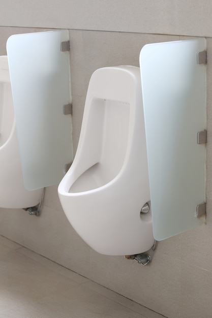 Modern urinoir in mannenbadkamer.