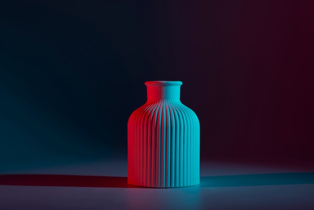 Foto vaso moderno con luce rossa e blu