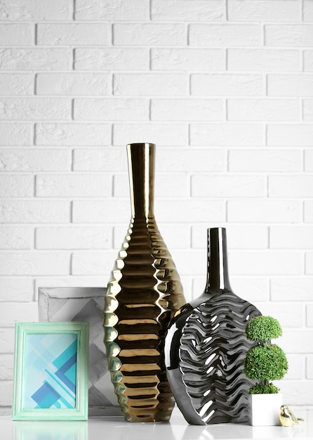 Photo modern vases on floor in room