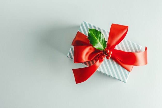 Modern verpakt cadeau op lichte tafel