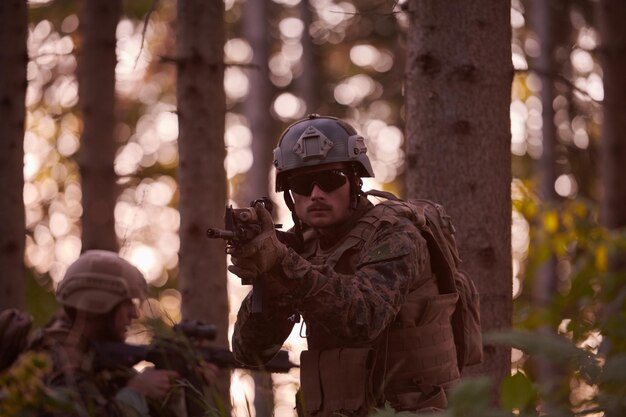 写真 現代の戦争 戦闘中の兵士隊