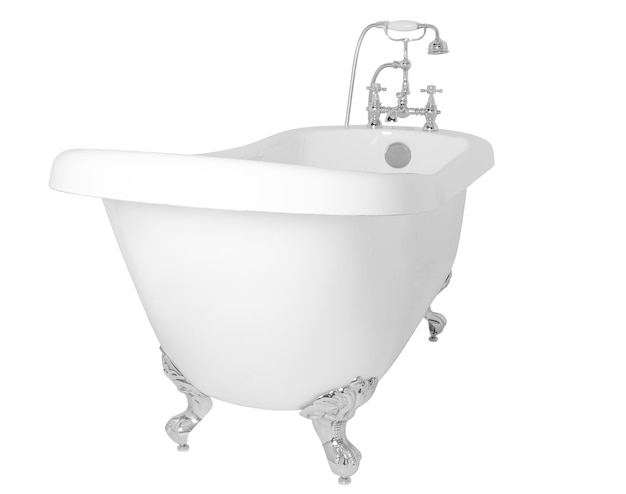 Современная белая ванна на лапах с краном из нержавеющей стали, изолированным на белом фоне
