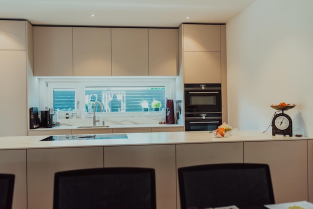 Современная белая кухня с электронными устройствами и декоративными элементами