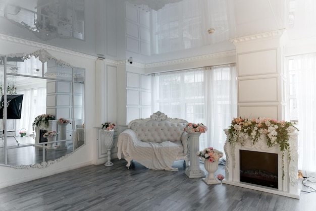 Фото Современная белая гостиная с камином