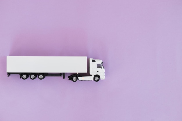 Современный белый грузовик изолировать на заднем плане Пространство для текста Концепция доставки и логистики