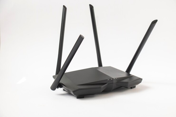 白い背景に 5G 用の最新の WiFi ルーター