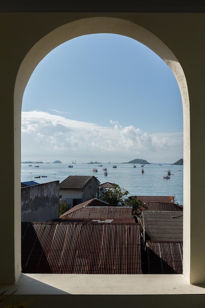 Foto finestra moderna con vista sulla città e sul mare