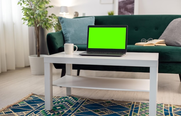 Photo modern wireless laptop with chroma key