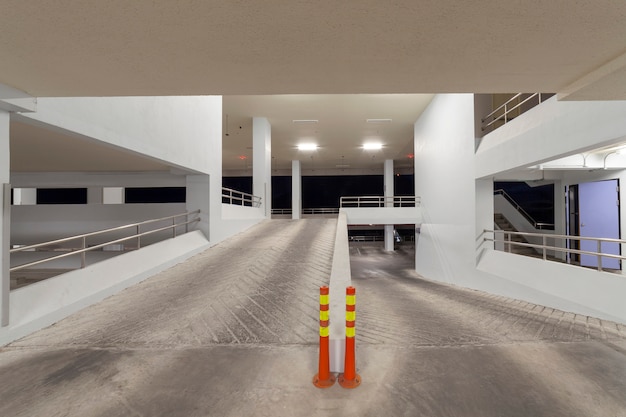 Modern wit parkeergarage interieur