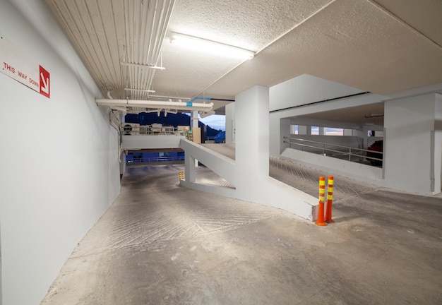 Modern wit parkeergarage interieur