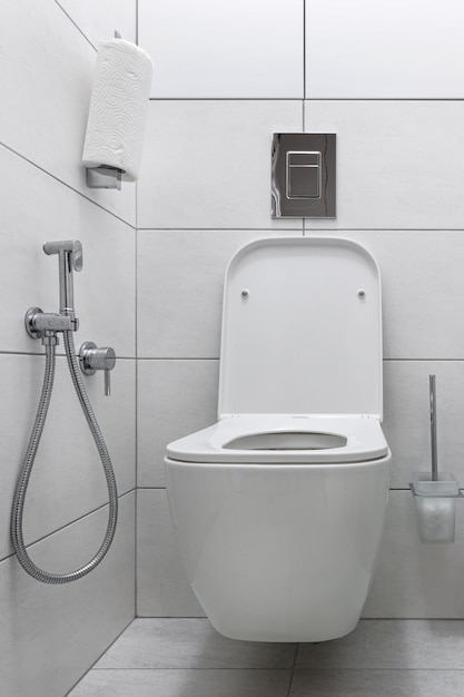 Modern wit toilet met toilet en hygiënische douche