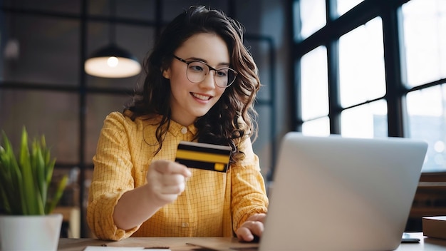 オンライン支払いにクレジットカードを使用する現代の女性のクローズアップ