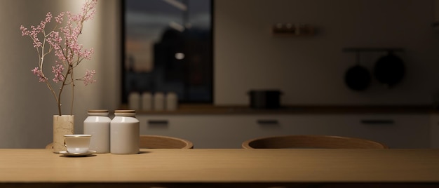 Современный деревянный обеденный стол с копией пространства над размытой темной кухней на заднем плане
