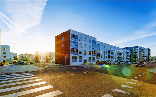 Modern woonappartement en flatgebouw buiten en buiten. nieuw luxe huis en wooncomplex en straat met weg. stad onroerend goed en condo-architectuur. lege achtergrond