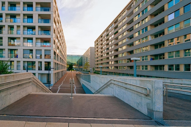 Modern woonappartement met flatgebouw aan de buitenkant in Wenen in Oostenrijk. Nieuw luxe huis en wooncomplex. Stad onroerend goed en condo-architectuur.