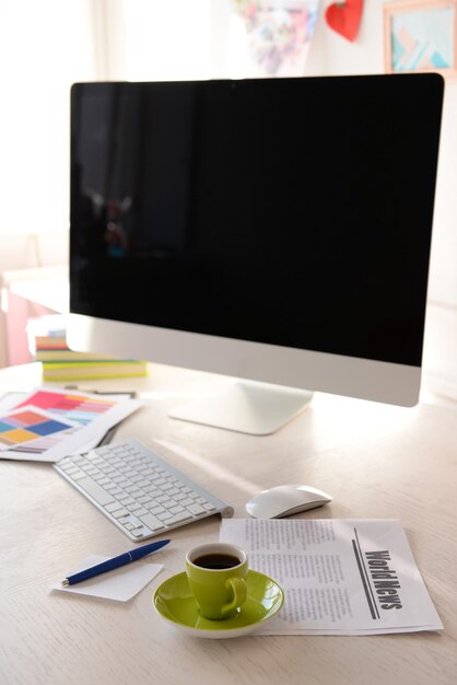 Foto posto di lavoro moderno con il computer sul tavolo nella stanza decorata da vicino