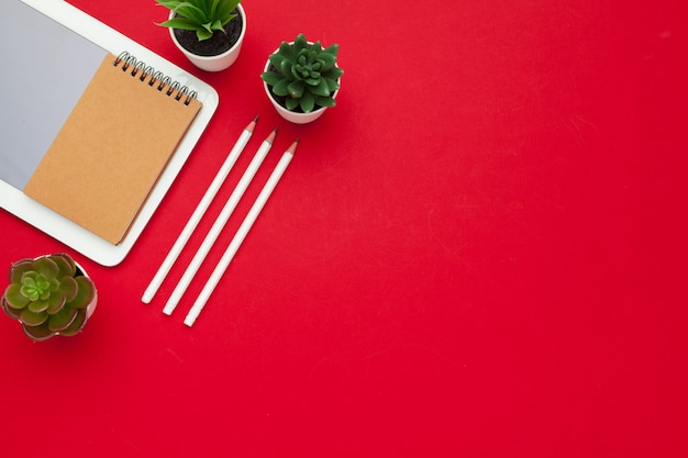 Luogo di lavoro moderno con una tazza di caffè, vista dall'alto