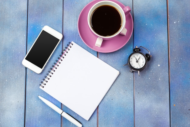 Foto posto di lavoro moderno con la tazza di caffè sulla tavola di legno