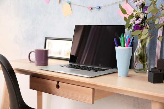 Foto posto di lavoro moderno con il computer portatile a casa