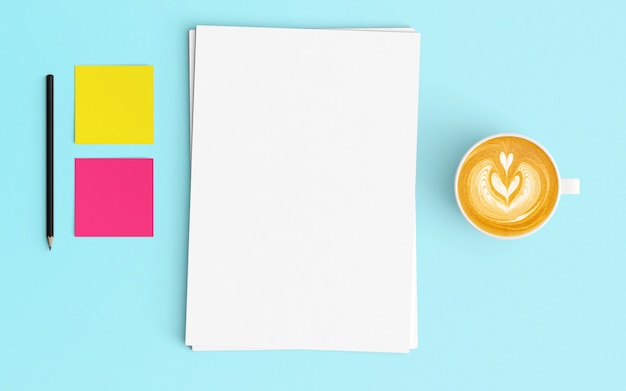 コーヒーカップ、白紙、鉛筆、青い色のメモ帳でモダンなワークスペース