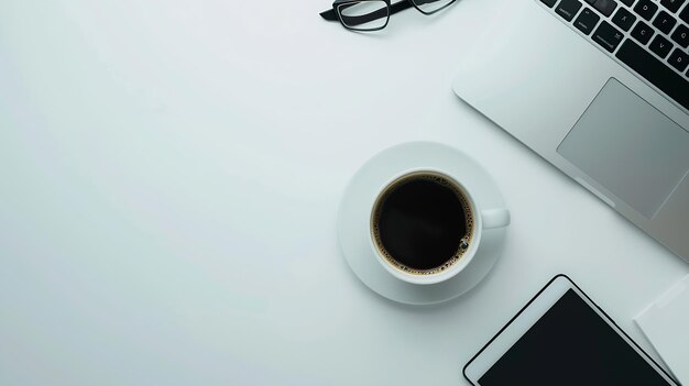 커피 컵, 스마트 폰, 종이 노트북, 태블릿 및 노트북과 함께 현대적인 작업 공간 (Generative AI)