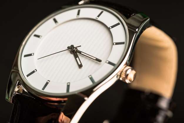 현대 손목 시계 클로즈업 보기