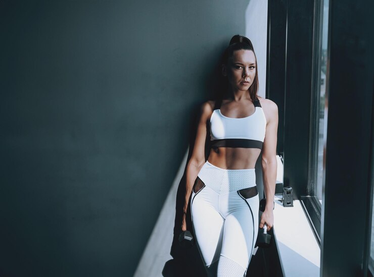 Photo modern young african american woman in a gym in a large city