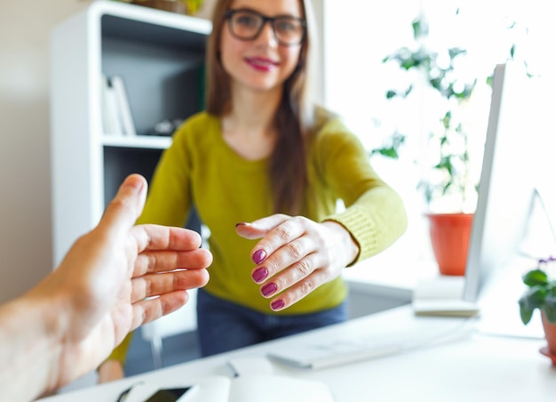 Photo modern young business woman with arm extended to handshake