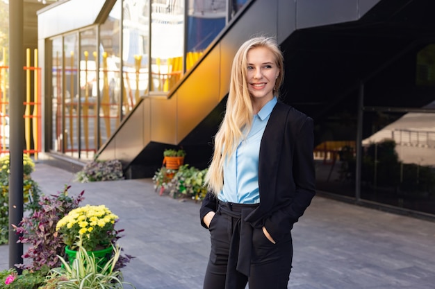 Photo modern young woman in a big city