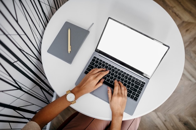 Foto giovane donna moderna che lavora al suo computer portatile