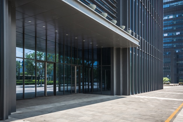 Modern zakelijk gebouw gedurende de dag