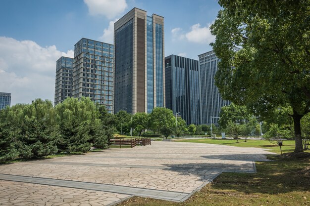 Modern zakelijk gebouw gedurende de dag