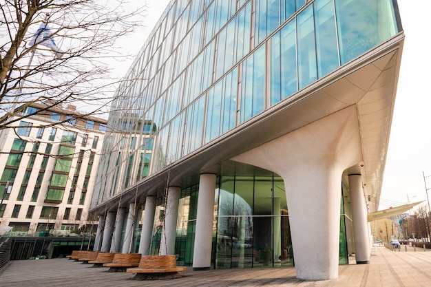 Modern zakelijk gebouw met glazen ramen wolkenkrabbers in een financiële wijk