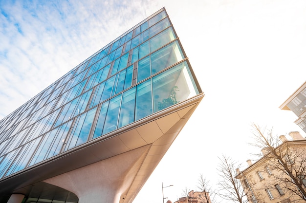 Modern zakelijk gebouw met glazen ramen wolkenkrabbers in een financiële wijk