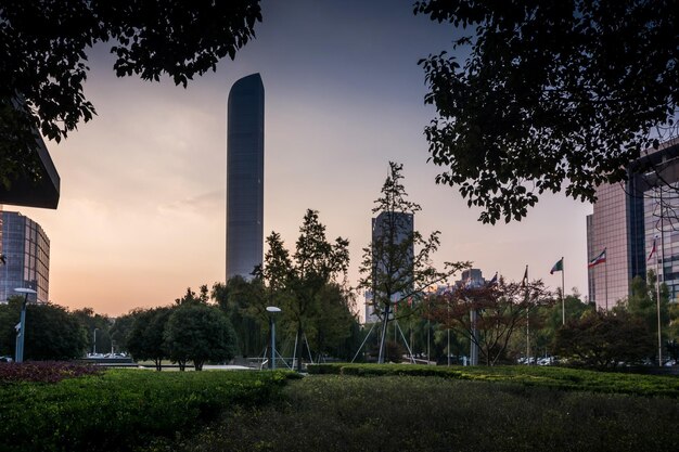 Modern zakelijk kantoorgebouw in zonsondergang