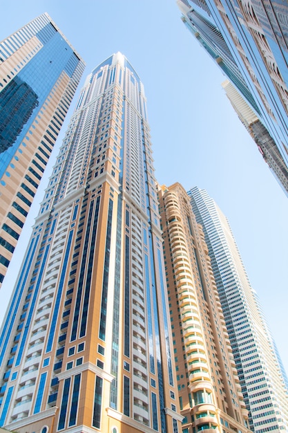 Modern zakendistrict van Dubai met kantoorgebouwen en appartementen.