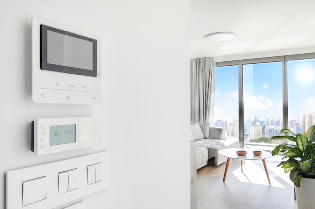 Moderne airconditioning controle intercom display schakelaars op witte muur in gezellige licht appartement vrije ruimte