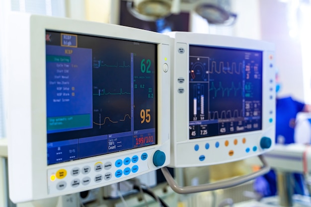 Moderne apparatuur in de operatiekamer. Medische hulpmiddelen voor neurochirurgie. Achtergrond. Operatiezaal. Selectieve aandacht.