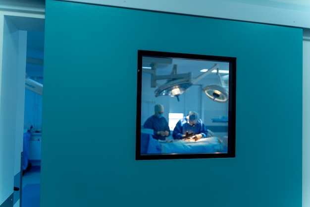 Foto moderne apparatuur in de operatiekamer. medische hulpmiddelen voor neurochirurgie. achtergrond. operatiezaal. selectieve aandacht.